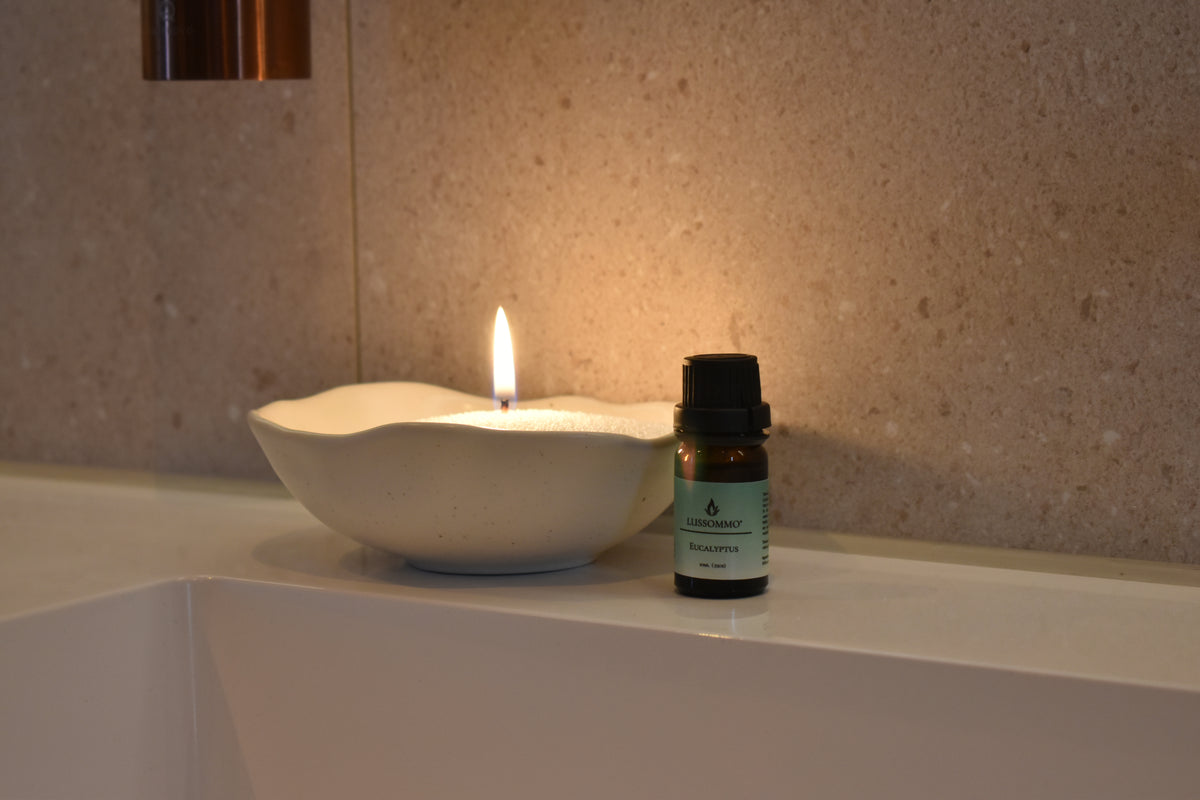 Arena para velas blanca con un frasco de aceite aromático de eucalipto Lussommo
