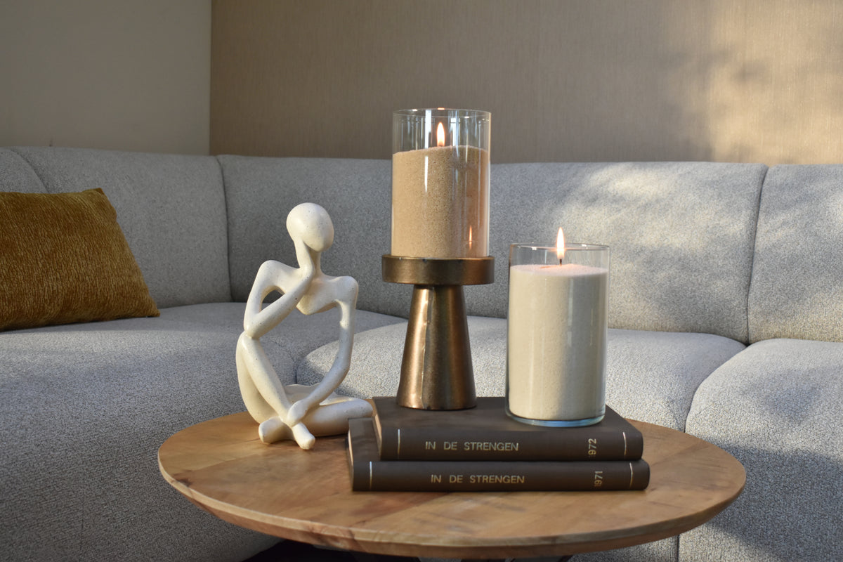 Lussommo kaarsenzand clean nude en dessert sand op een tafel in een glazen houder