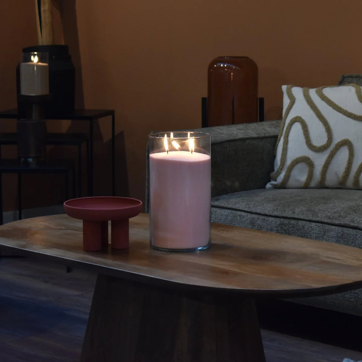 Nude kaarsenzand in een lichte woonkamer